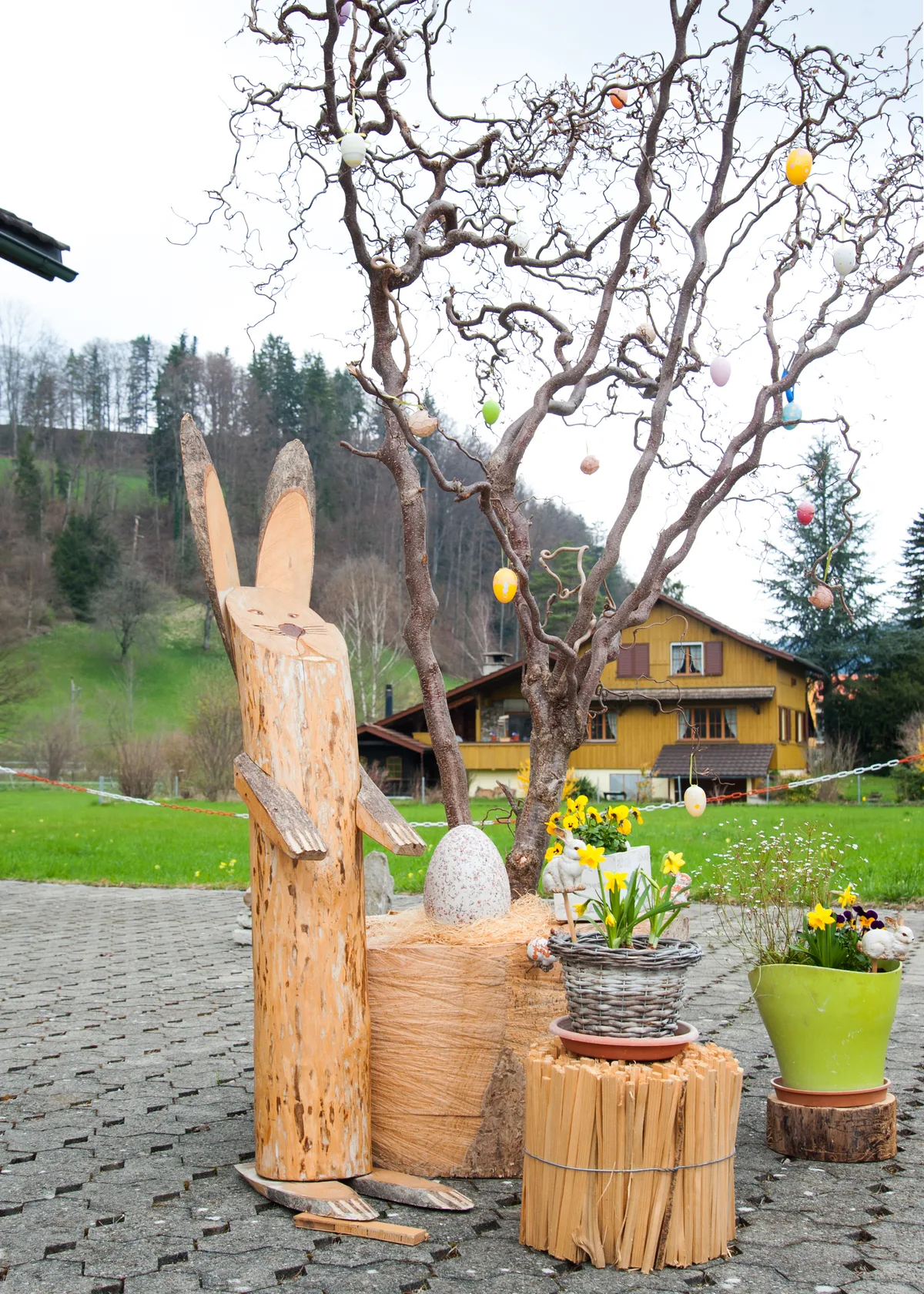 In Au gab es so manche Osterdekoration zu entdecken. Ob in den Gärten … Osterdeko in einem Garten.
